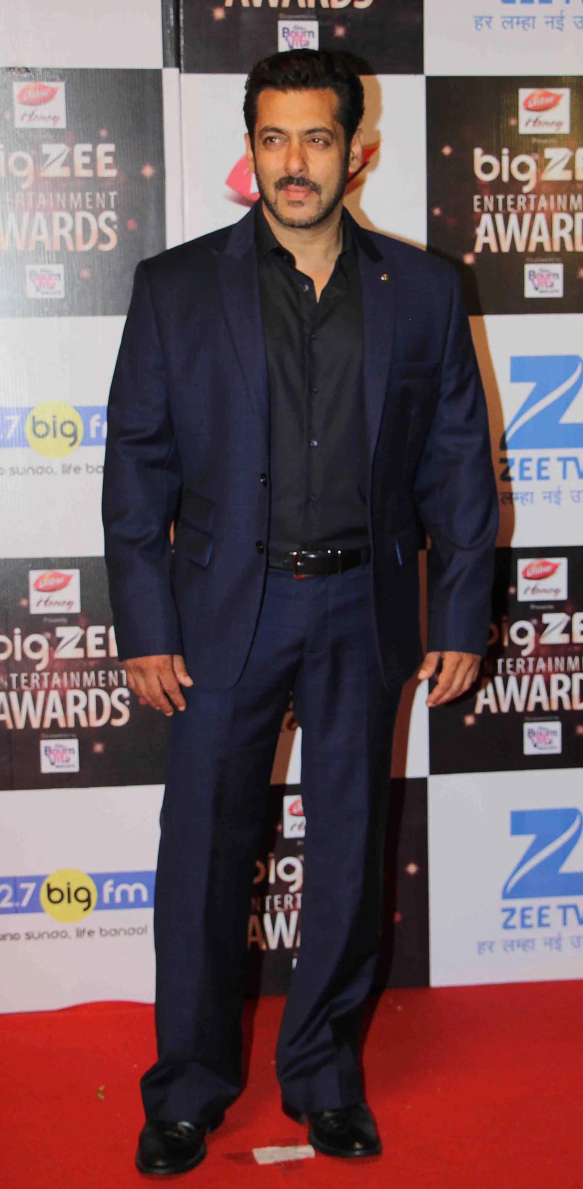 In this photograph taken on July 29, 2017, Indian Bollywood actor Salman Khan attends the BIG ZEE Entertainment Awards 2017 ceremony in Mumbai. / AFP PHOTO / STR