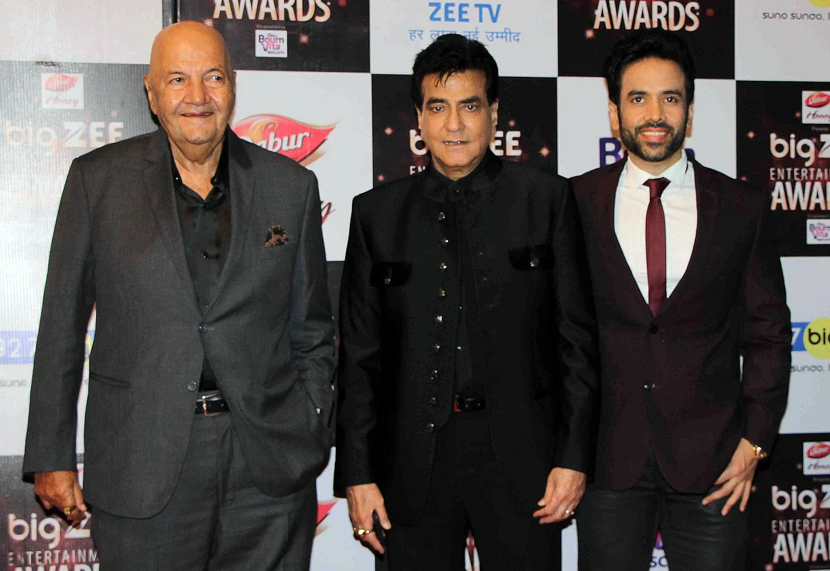 In this photograph taken on July 29, 2017, Indian Bollywood actors Prem Chopra (L), Jitendra (C) and Tussar Kapoor (R) attend the BIG ZEE Entertainment Awards 2017 ceremony in Mumbai. / AFP PHOTO / STR