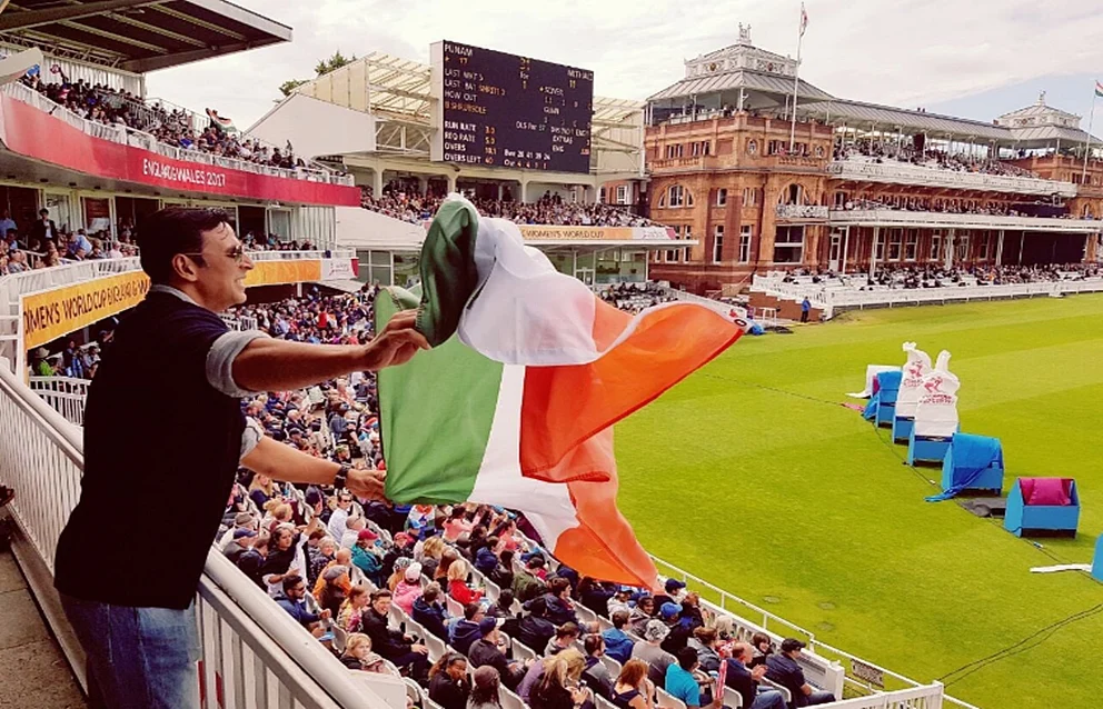 Akshay Kumar apologises for `violating code of conduct for tricolor`