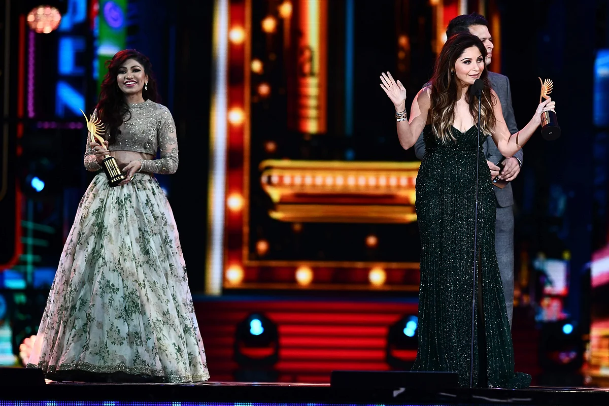 Winners of Best Playback Singer – Female, Kanika Kapoor (R) for “Da Da Dasse” from movie “Udta Punja” and Tulsi Kumar (L) for “Soch Na Sake” from movie “Airlift” receive their awards during the 18th International Indian Film Academy (IIFA) Festival at the MetLife Stadium in East Rutherford, New Jersey, on July 15, 2017. / AFP PHOTO / JEWEL SAMAD