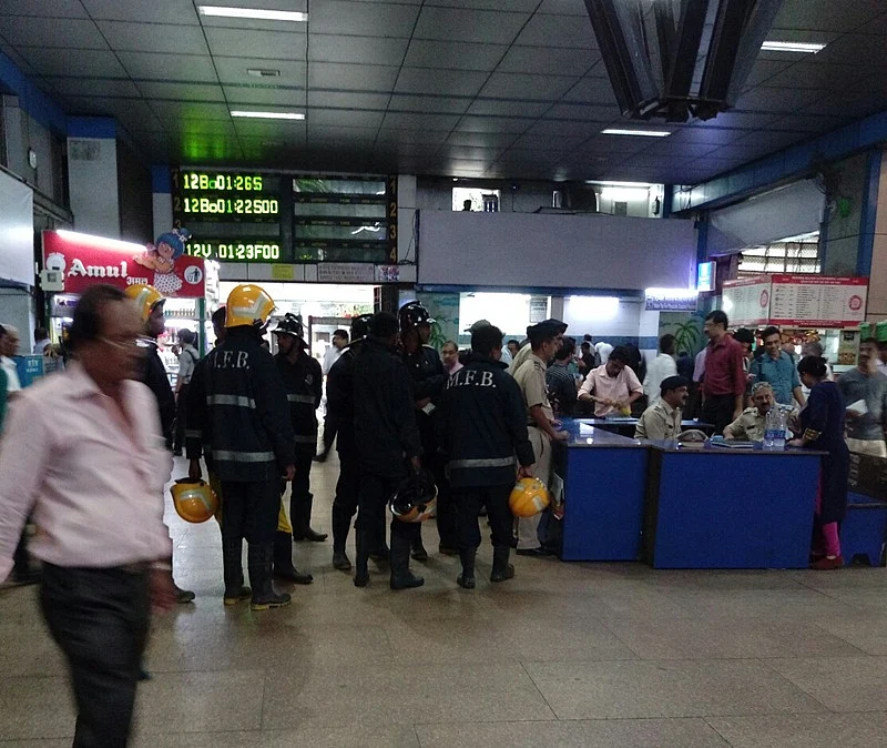 Top 5 trending stories July 13: Bribe allegations on Sasikala to bomb threat at Churchgate