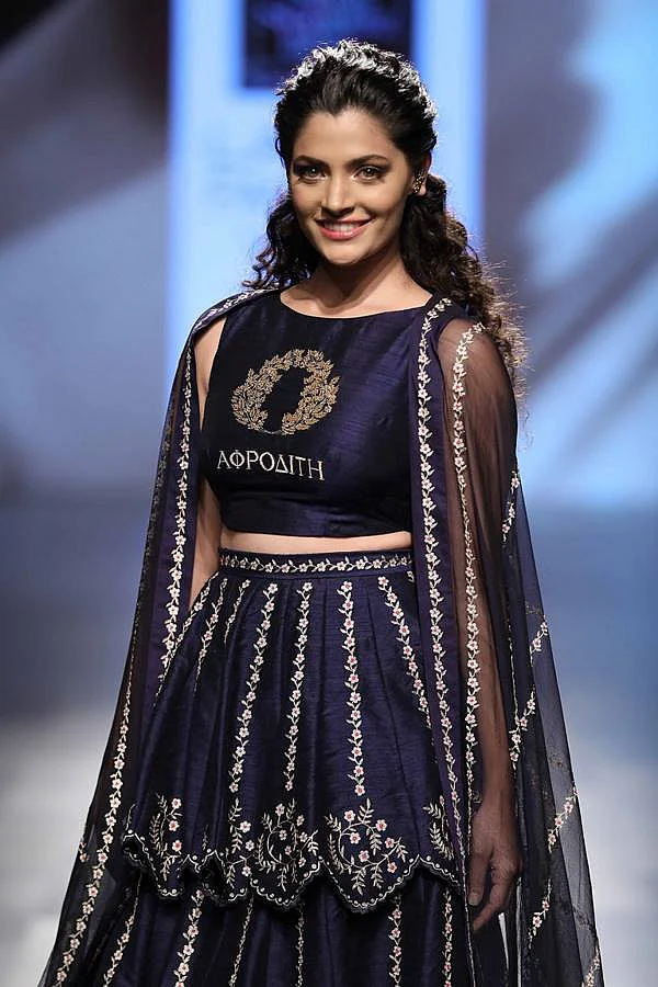 Sayami Kher walks for Nachiket Barve