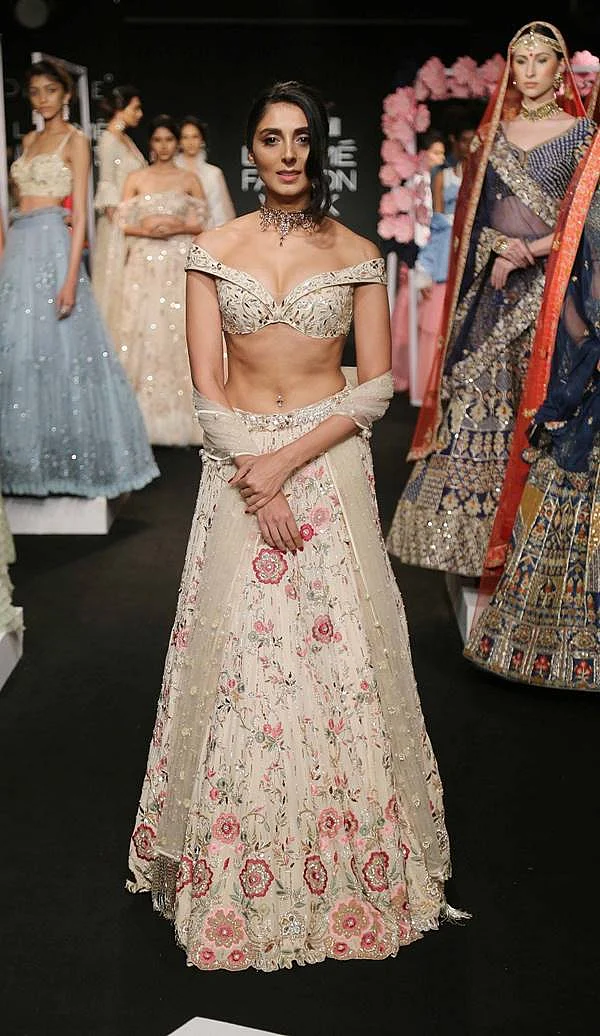 Pernia Qureshi walks for MonikaNidhii