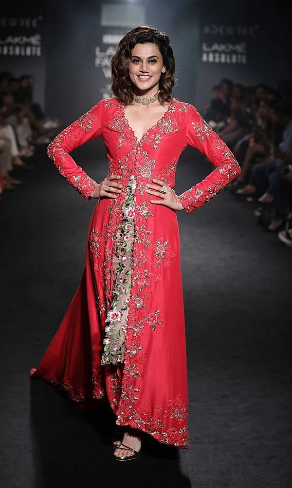 SHOWSTOPPER TAAPSEE PANNU FOR DIVYA REDDY AT LAKME FASHION WEEK WINTER FESTIVE 2017 (5)