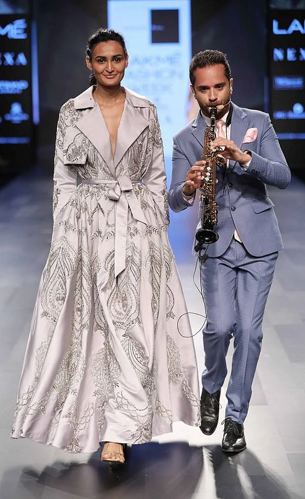 Model along with Singer Raghav Sanchar for Sonaakshi Raaj at Lakme Fashion Week Winter Festive 2017 (2)