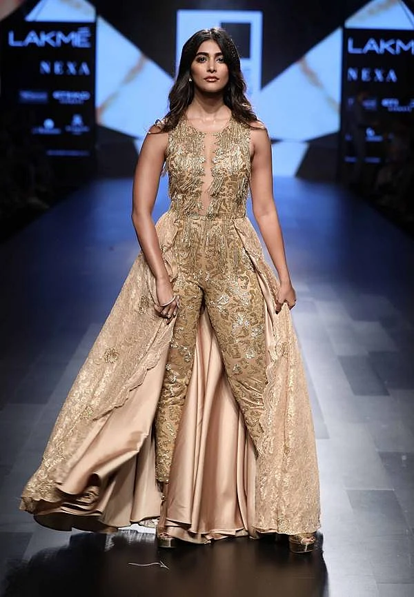 Showstopper Pooja Hegde for Sonaakshi Raaj at Lakme Fashion Week Winter Festive 2017 (1)
