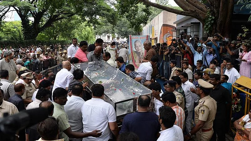The body of Indian journalist Gauri Lankesh is brought to the Ravindra Kalakshetra cultural centre as people gather to pay their respects in Bangalore on September 6, 2017. / AFP PHOTO / MANJUNATH KIRAN