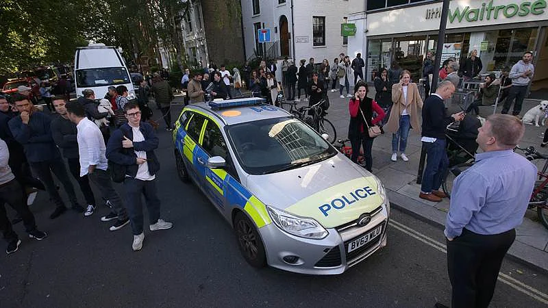 People stand in the street by a Police car close to Parsons Green underground tube station in west London on September 15, 2017, following an incident on an underground tube carriage at the station. / AFP PHOTO / Daniel LEAL-OLIVAS
