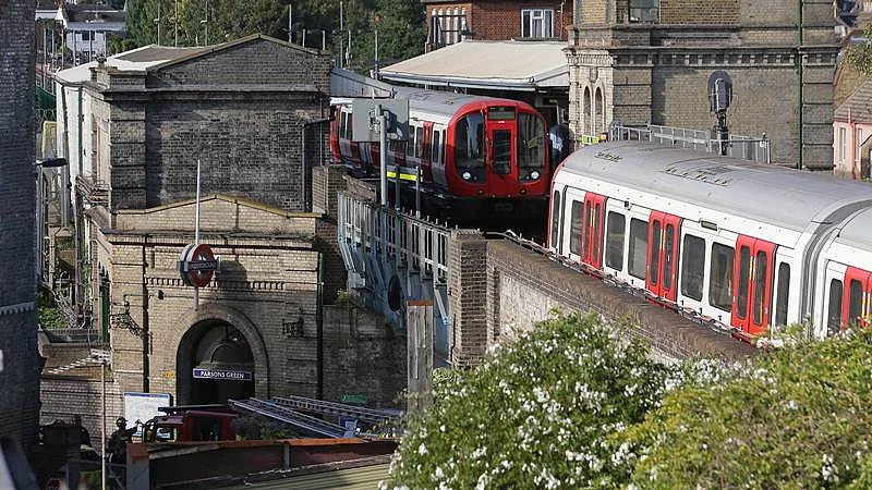 Members of the emergency services and armed police officers work alongside an underground tube train at a platform at Parsons Green underground tube station in west London on September 15, 2017, following an incident on an underground tube carriage at the station. / AFP PHOTO / Daniel LEAL-OLIVAS