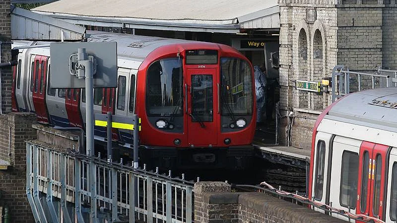 Members of the emergency services work alongside an underground tube train at a platform at Parsons Green underground tube station in west London on September 15, 2017, following an incident on an underground tube carriage at the station./ AFP PHOTO / Daniel LEAL-OLIVAS