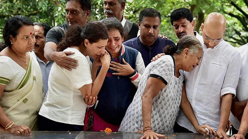 Bengaluru: Journalist Gauri Lankesh ‘s mother Indira, brother Indrajit Lankesh and sister Kavitha Lankesh grieve near the mortal ramains of her, in Bengaluru on Wednesday. PTI Photo by Shailendra Bhojak