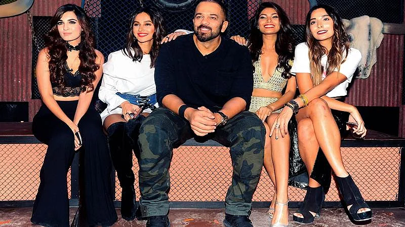 Indian Bollywood director Rohit Shetty (C) and contestants pose for a photograph during a promotional event for the ‘Khatron Ke Khiladi’ reality show, based on the US format ‘Fear Factor’ in Mumbai on late September 19, 2017. / AFP PHOTO / STR