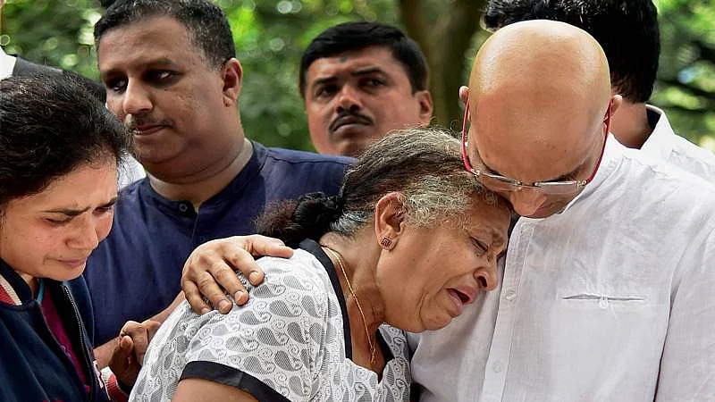 Bengaluru: Journalist Gauri Lankesh ‘s mother Indira and brother Indrajit Lankesh grieve near the mortal ramains of her, in Bengaluru on Wednesday. PTI Photo by Shailendra Bhojak