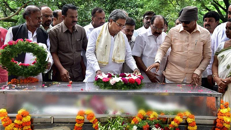 Bengaluru: Karnataka CM Siddaramaiah pays last tributes to the mortal ramains of journalist Gauri Lankesh in Bengaluru on Wednesday. PTI Photo by Shailendra Bhojak