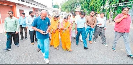 Ujjain: Accolades for errant municipal AE despite allegations