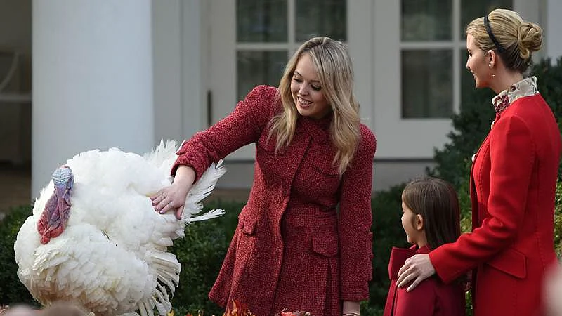 Tiffany Trump (C) pets the turkey, Drumstick, as Ivanka Trump (R) and her daughter Arabella Rose Kushner look on after the turkey pardoning ceremony at the White House in Washington, DC. / AFP PHOTO / ANDREW CABALLERO-REYNOLDS