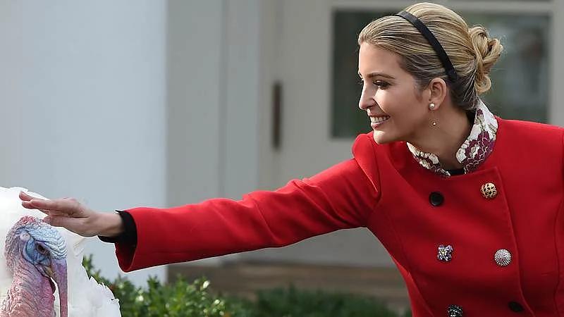 Ivanka Trump pets the turkey, Drumstick, after the turkey pardoning ceremony at the White House in Washington, DC. / AFP PHOTO / ANDREW CABALLERO-REYNOLDS