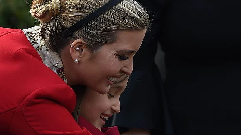 Ivanka Trump (L) hugs her daughter Arabella Rose Kushner before the turkey pardoning ceremony at the White House in Washington, DC. / AFP PHOTO / ANDREW CABALLERO-REYNOLDS