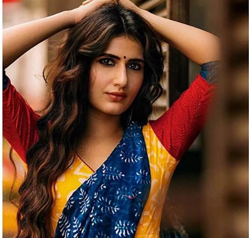 OMG! Fatima Sana Shaikh looks extremely hot in blue sari