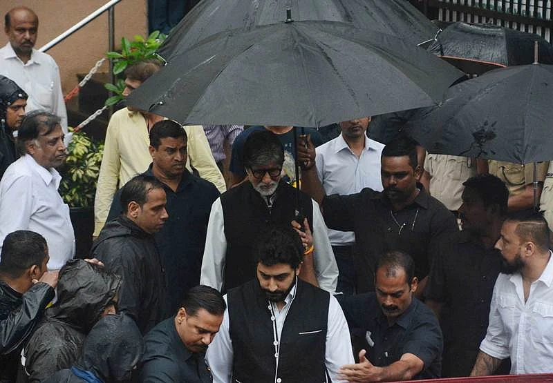Amitabh Bachchan and Abhishek Bachchan at Shashi Kapoor’s funeral at Santacruz Hindu crematorium in Mumbai. Pic by BL Soni