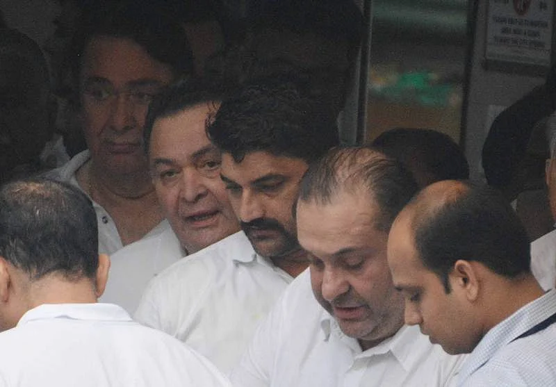 Randhir, Rishi and Rajiv Kapoor at Shashi Kapoor’s funeral at Santacruz Hindu crematorium in Mumbai. Pic by BL Soni