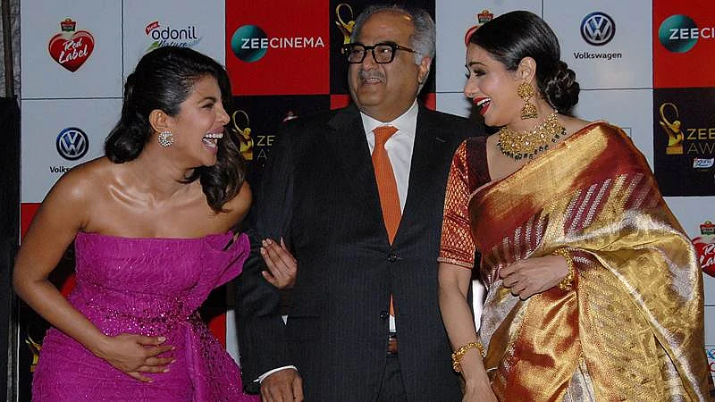 Priyanka Chopra (L) producer-director Boney Kapoor (C) and Sridevi (R) attend the ‘Zee Cine Awards 2018’ ceremony. / AFP PHOTO / Sujit Jaiswal