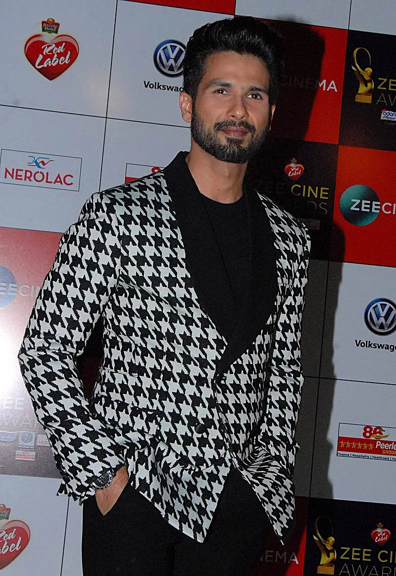 Shahid Kapoor attends the ‘Zee Cine Awards 2018’ ceremony in Mumbai on December 19, 2017. / AFP PHOTO / Sujit Jaiswal