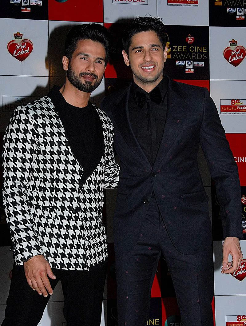 Shahid Kapoor (L) and Sidharth Malhotra (R) attend the ‘Zee Cine Awards 2018’ ceremony in Mumbai on December 19, 2017. / AFP PHOTO / Sujit Jaiswal