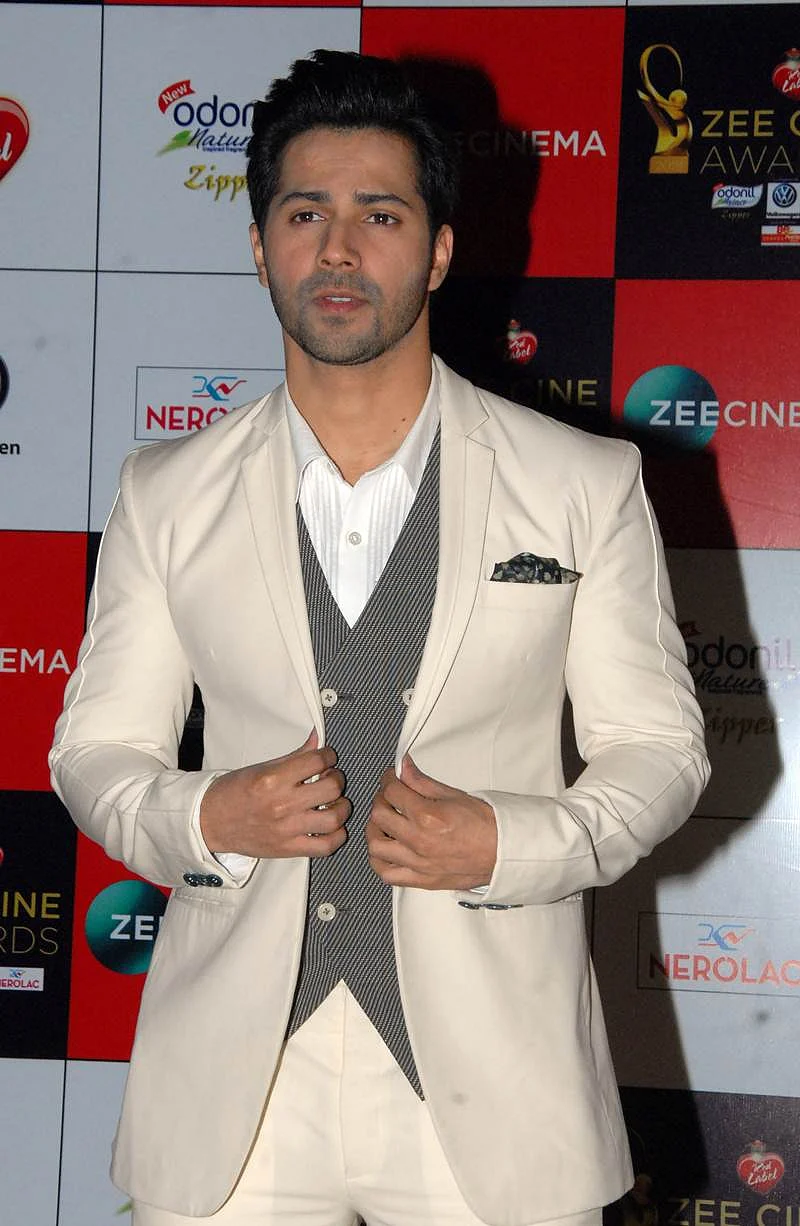 Varun Dhawan attends the ‘Zee Cine Awards 2018’ ceremony in Mumbai on December 19, 2017. / AFP PHOTO / Sujit Jaiswal