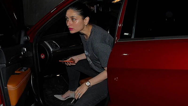 Indian Bollywood actress Kareena Kapoor Khan attends the special screening of upcoming comedy Hindi film ‘Kaalakaandi’ in Mumbai on January 9, 2018. / AFP PHOTO / Sujit Jaiswal