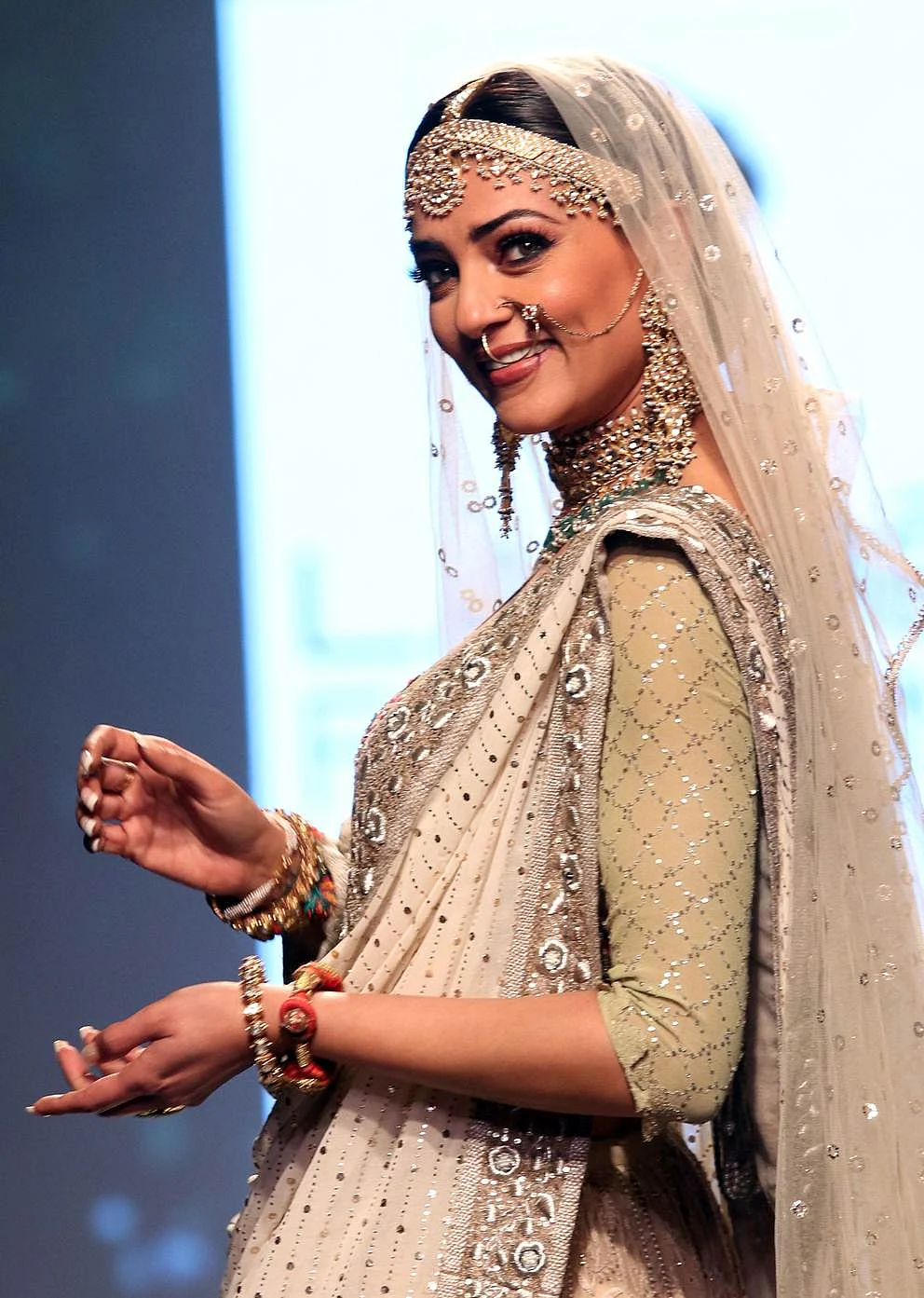 Indian Bollywood actress Sushmita Sen showcases a creation by designer Kotwara at the Lakmé Fashion Week (LFW) Summer Resort 2018 in Mumbai on February 3, 2018. / AFP PHOTO / Sujit Jaiswal