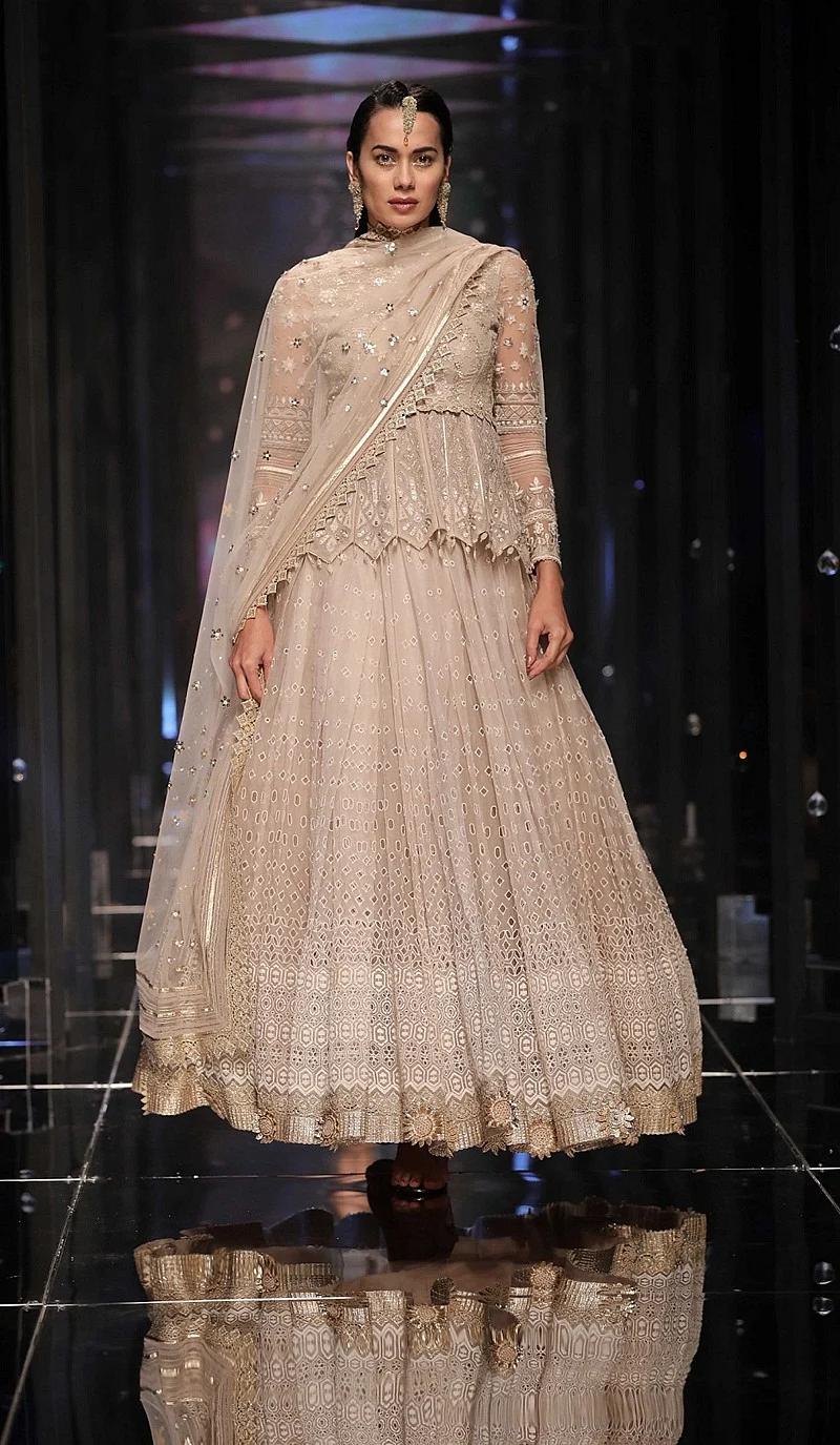 LFW 2018: Kriti Sanon sets the ramp on fire with Tarun Tahiliani collection