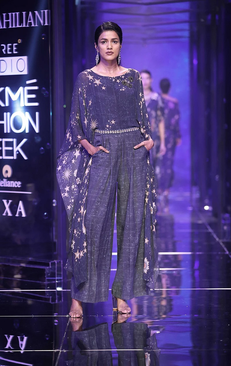 LFW 2018: Kriti Sanon sets the ramp on fire with Tarun Tahiliani collection