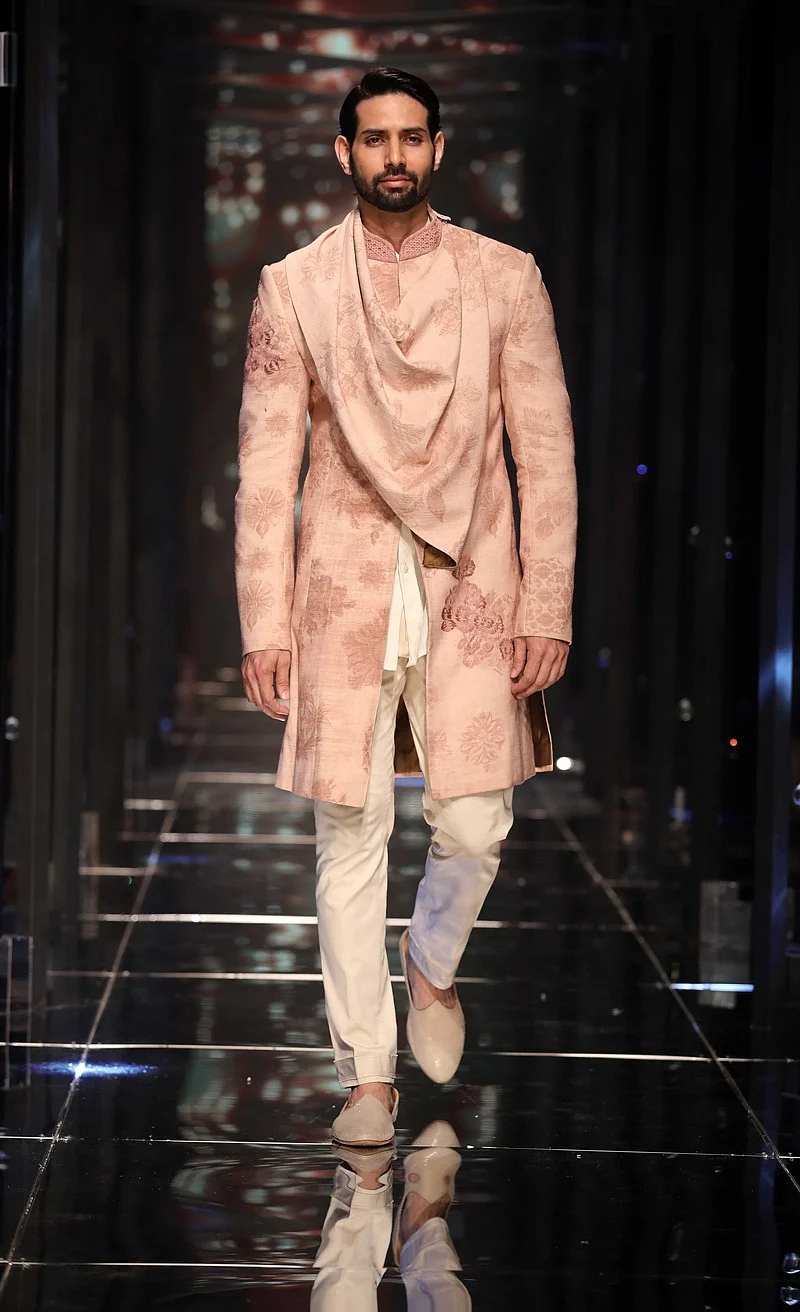 LFW 2018: Kriti Sanon sets the ramp on fire with Tarun Tahiliani collection