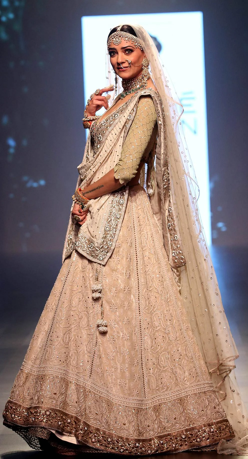 Indian Bollywood actress Sushmita Sen showcases a creation by designer Kotwara at the Lakmé Fashion Week (LFW) Summer Resort 2018 in Mumbai on February 3, 2018. / AFP PHOTO / Sujit Jaiswal