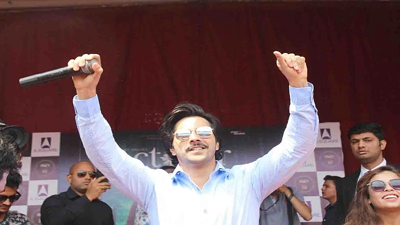 ‘October’ star Varun Dhawan visits Delhi college for film promotion, interacts with students