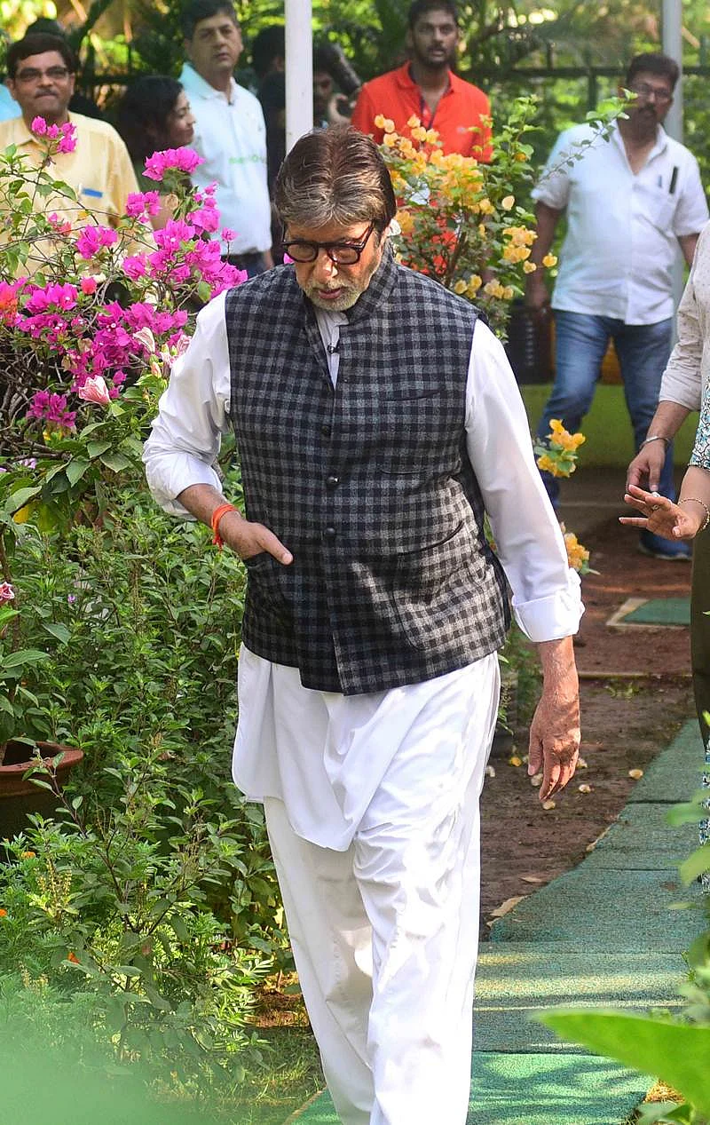 In pictures: Amitabh Bachchan promotes Swachh Bharat in Mumbai