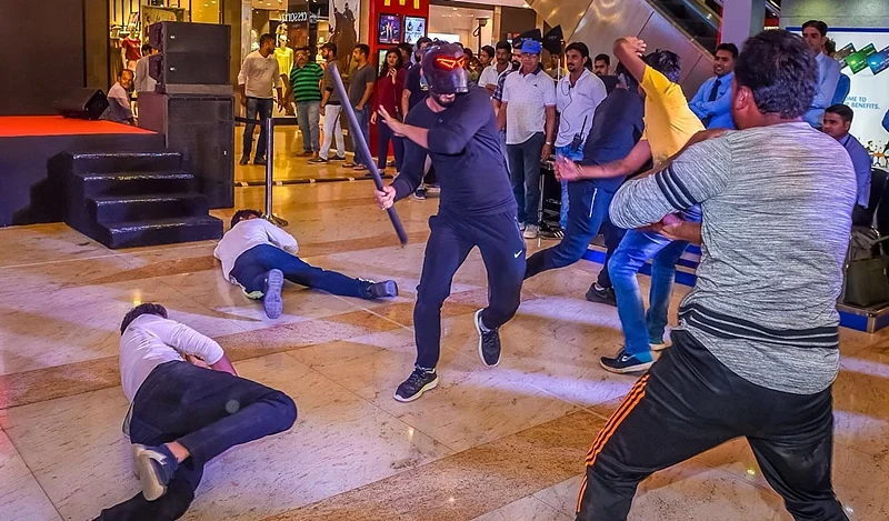 Harshvardhan Kapoor turns Bhavesh Joshi Superhero, performs Live action in a mall