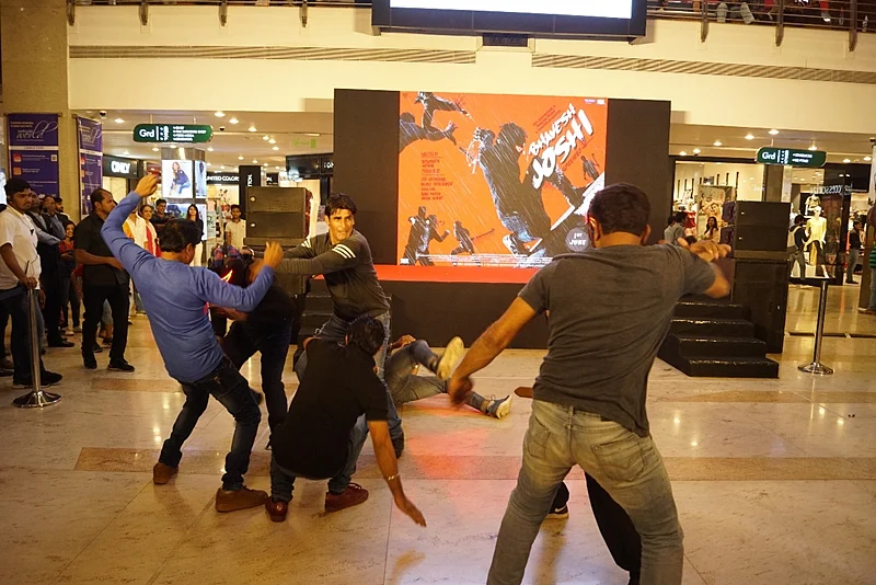 Harshvardhan Kapoor turns Bhavesh Joshi Superhero, performs Live action in a mall