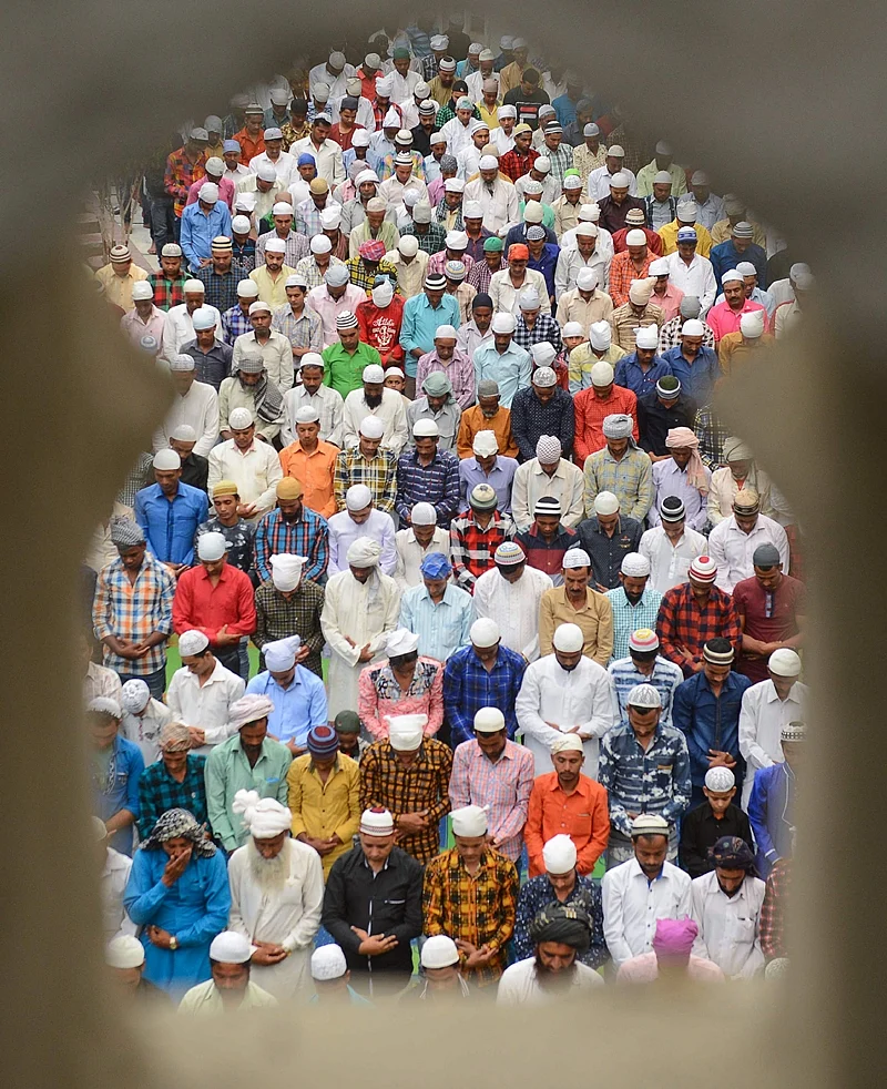 Indian Muslims offer Eid al-Fitr prayers at the Khairuddin Mosque in Amritsar on June 16, 2018. / AFP PHOTO / NARINDER NANU