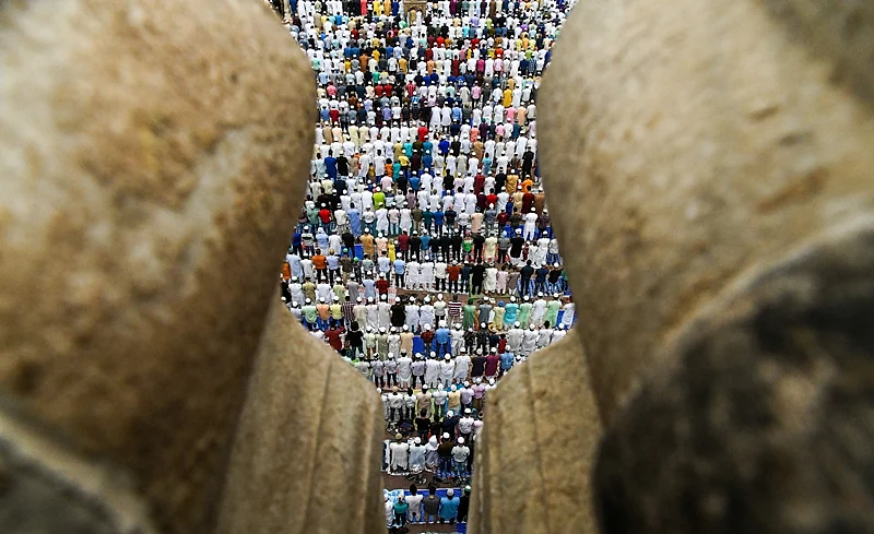 Indian Muslims offer Eid al-Fitr prayers at the Jama Masjid mosque in New Delhi on June 16, 2018. / AFP PHOTO / CHANDAN KHANNA