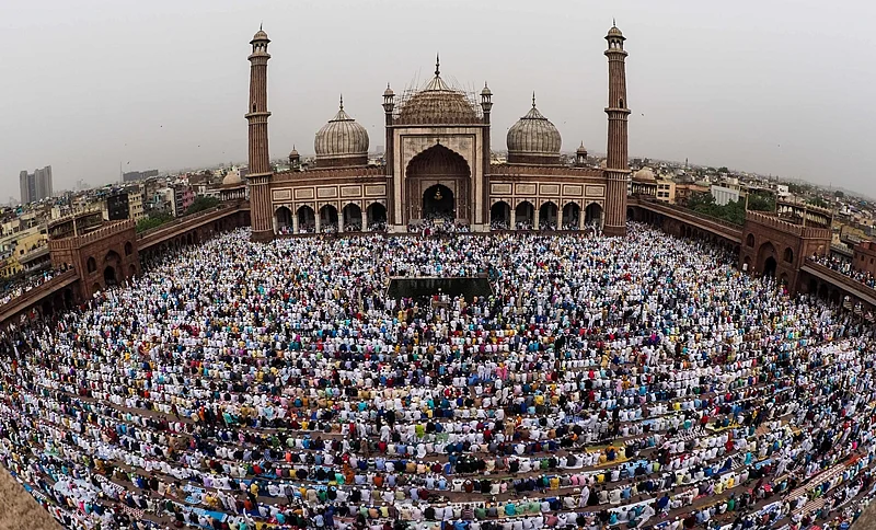 Indian Muslims offer Eid al-Fitr prayers at the Jama Masjid mosque in New Delhi on June 16, 2018. / AFP PHOTO / CHANDAN KHANNA
