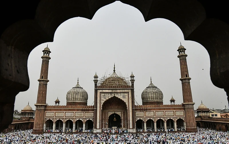 Indian Muslims offer Eid al-Fitr prayers at the Jama Masjid mosque in New Delhi on June 16, 2018. / AFP PHOTO / CHANDAN KHANNA
