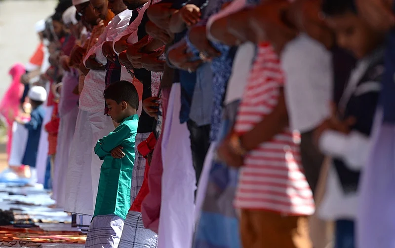 Indian Muslims offer Eid al-Fitr prayers at a school ground in Chennai on June 16, 2018. / AFP PHOTO / Arun SANKAR