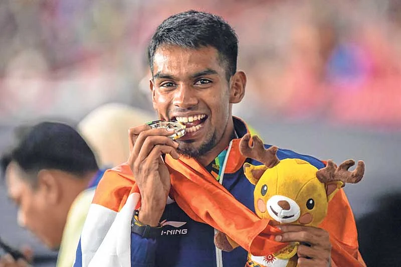 <em><strong>Dharun celebrates after winning silver medal in the 400m Hurdles</strong></em>