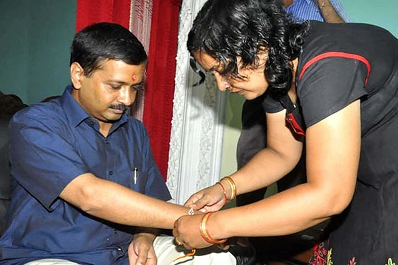 Arvind Kejriwal with sister Ranjana Gupta (R).
