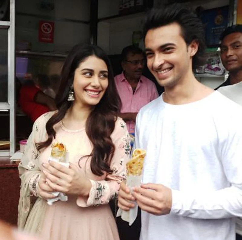 Loveratri: Aayush Sharma and Warina Hussain seek blessing at Kali Temple and enjoy street food in Kolkata