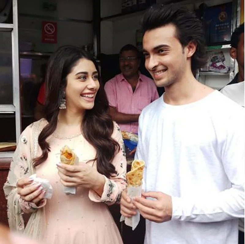Loveratri: Aayush Sharma and Warina Hussain seek blessing at Kali Temple and enjoy street food in Kolkata
