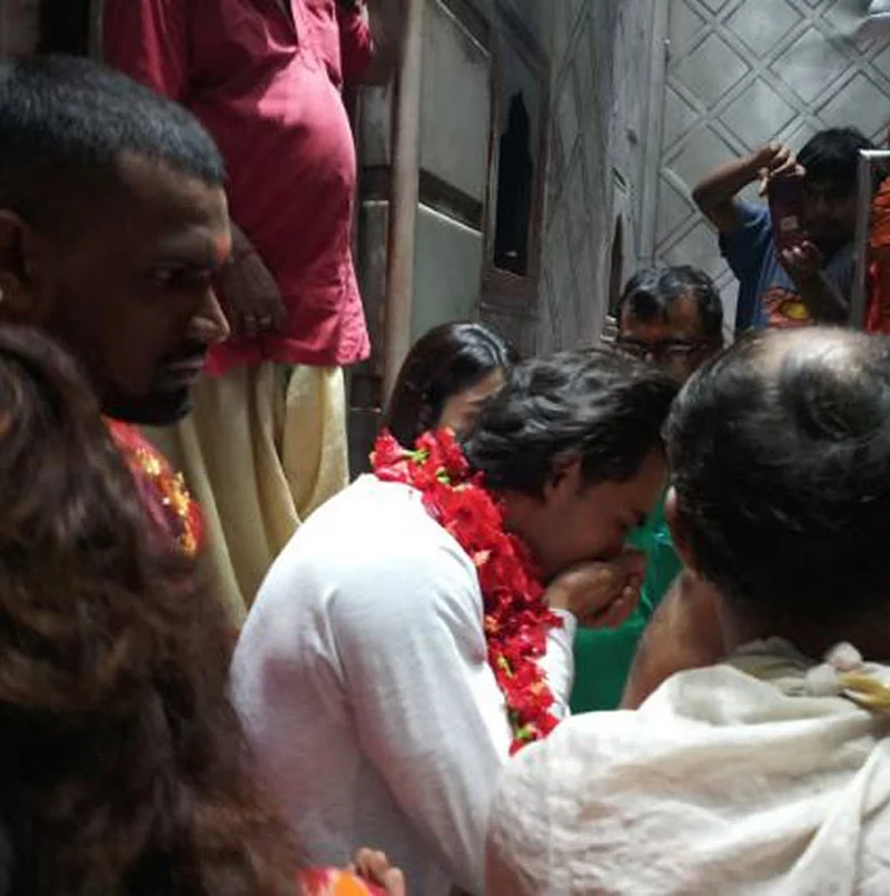 Loveratri: Aayush Sharma and Warina Hussain seek blessing at Kali Temple and enjoy street food in Kolkata