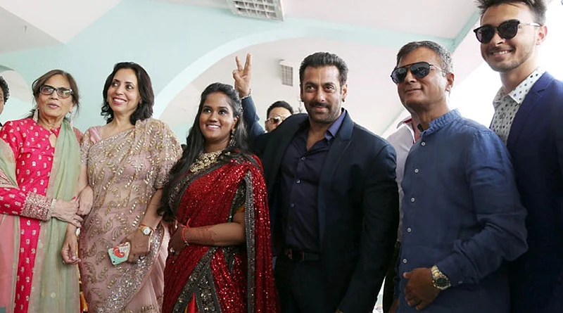 Raksha Bandhan 2018: Get to know these 8 ‘Bhai-Behen’ jodis of Bollywood